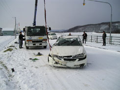 クルマがスリップで逆さまにクレーンで引き上げ搬送車に乗せました