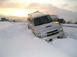 直線で雪の吹き溜まりにハンドルを取られて特殊装置を使って救出