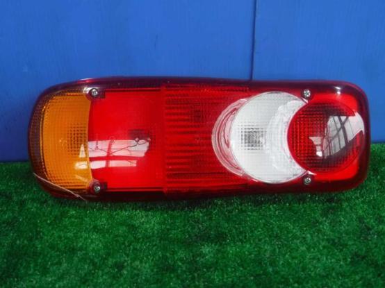 テールランプ（左）　日産UD　クオン　2PG-CG5CL　[P29648]
